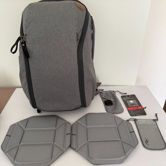 Peak Design Everyday Backpack 20L V2 Ash Gray W/ Accessories Adjustable Straps W - Picture 1 of 15